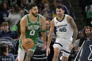 中场球员步 中场球员步